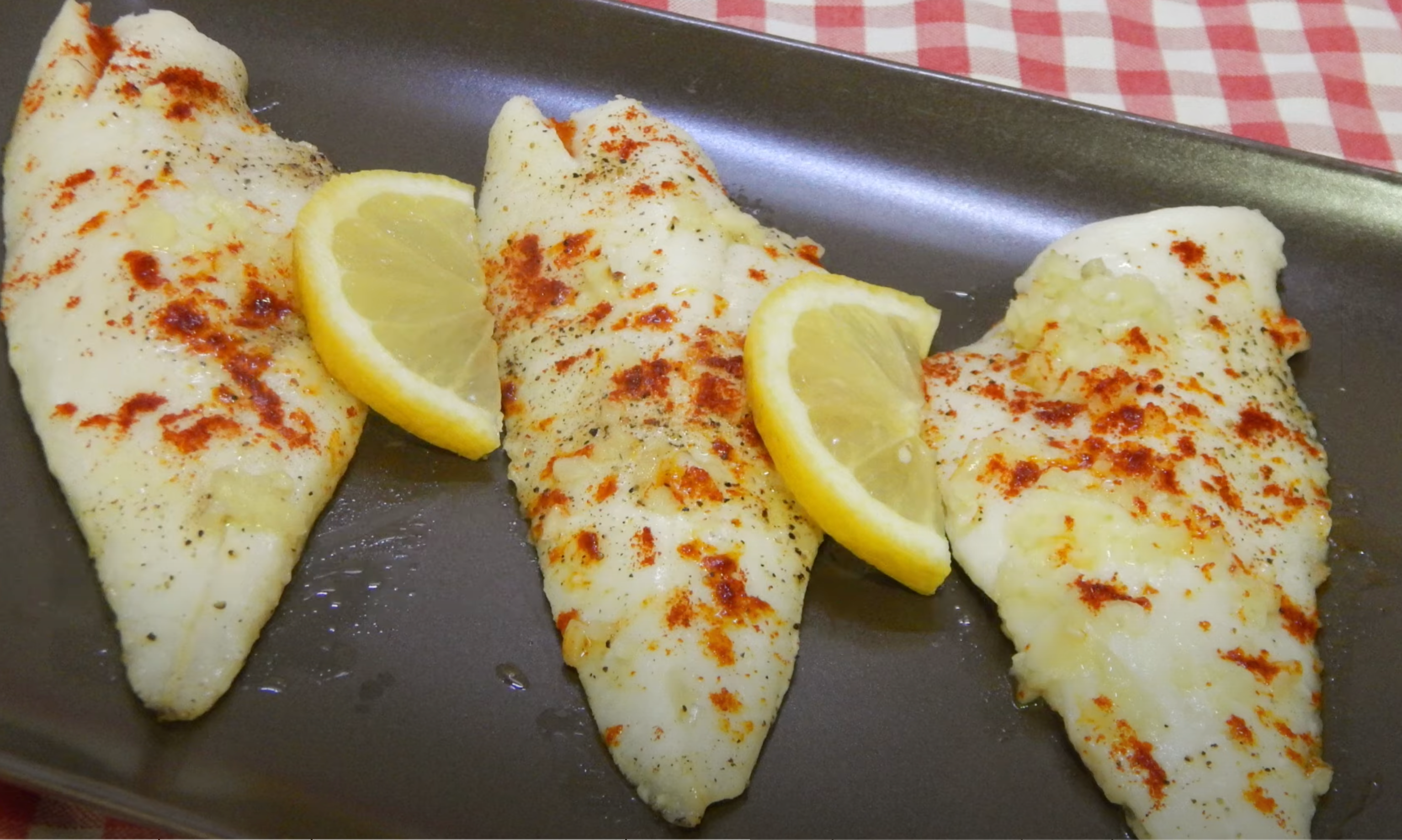 Pepino con sal, aceite y vinagre acompañado de merluza con ajo y limón